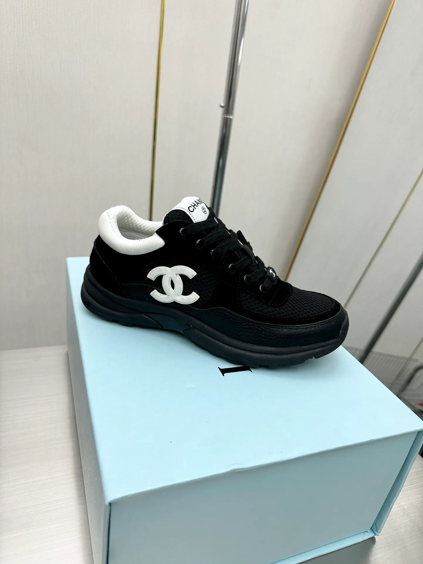 👟👟Ex-factory price 480 👟👟Chanel Chanel - 2023 counter top casual sports shoes This classic design; the upper is electro-embroidered with a variety of crafts; the outsole is fashionable and sporty; it is unusual to incorporate a variety of color matching elements... The diversified mix and match is very good-looking and versatile, casual, fashionable, sports and outdoor can be taken into account... ꫛꫀꪝ Go➫ Material: ❶Upper is made of: Original imported mercerized velvet + double-layer breathable mesh ❷Inner use: Original imported breathable mesh ❸Outsole based on: Original T👟👟Factory price U combination outsole Counter boutique packaging complete set Women 35–41 Men 38-46